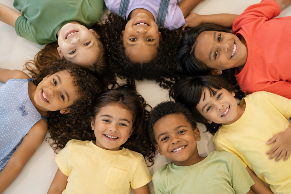 Criança em atividade de brincadeira e desenvolvimento infantil