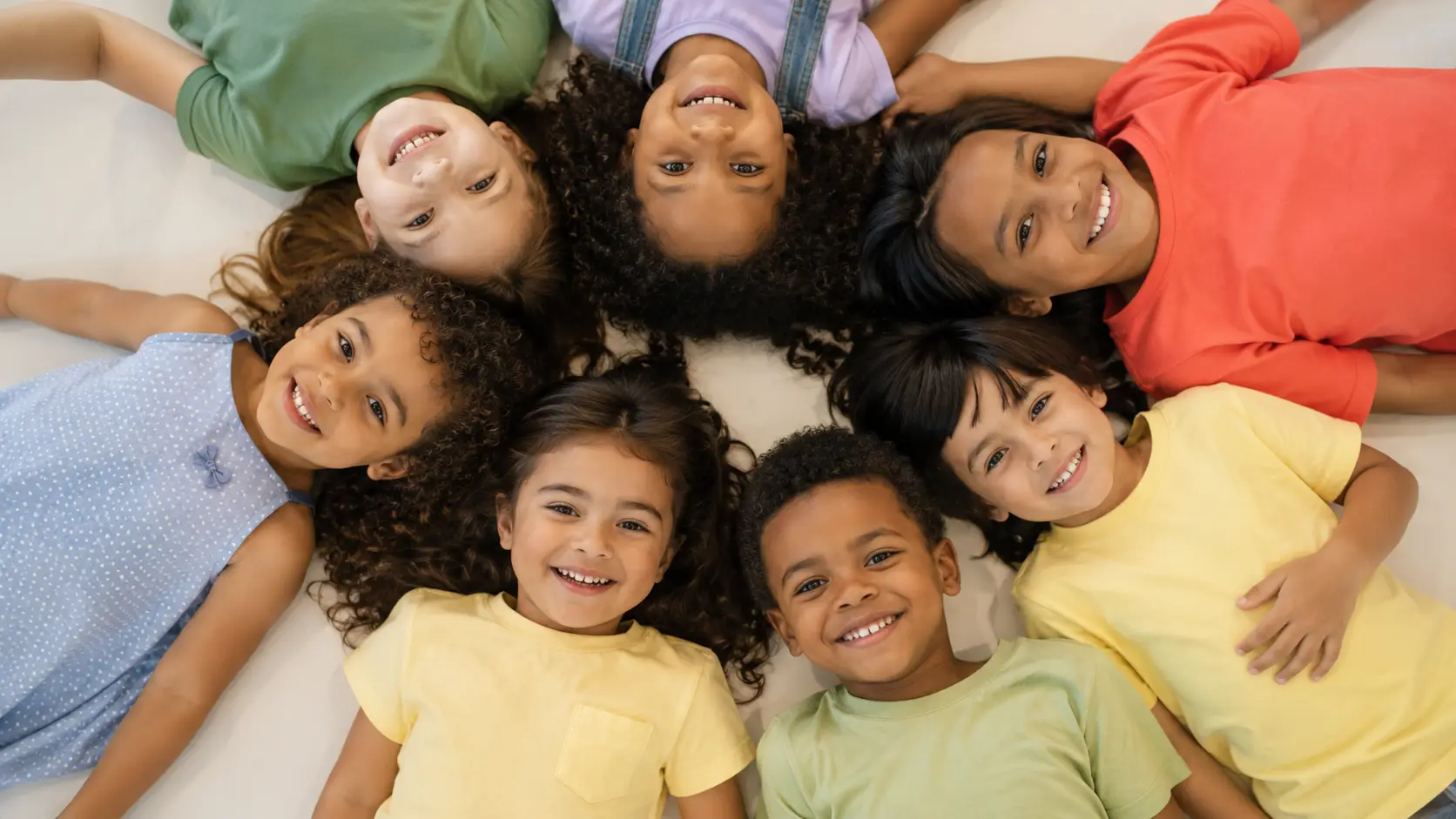 Criança em atividade de brincadeira e desenvolvimento infantil